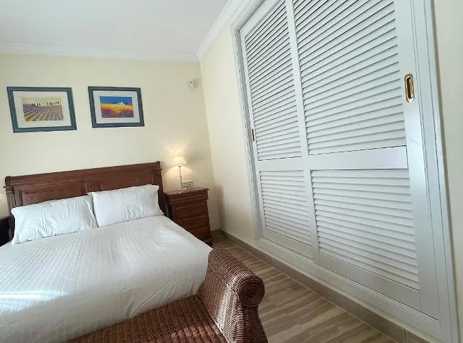 아파트 Hacienda Elviria 2 Bedroom Spacious 마르베야