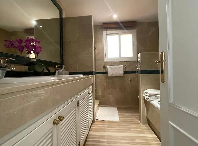 아파트 Hacienda Elviria 2 Bedroom Spacious 마르베야